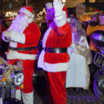 Nikläuse auf heißen Bikes – eine der vielen Highlights des Kolbermoorer Christkindlmarktes.