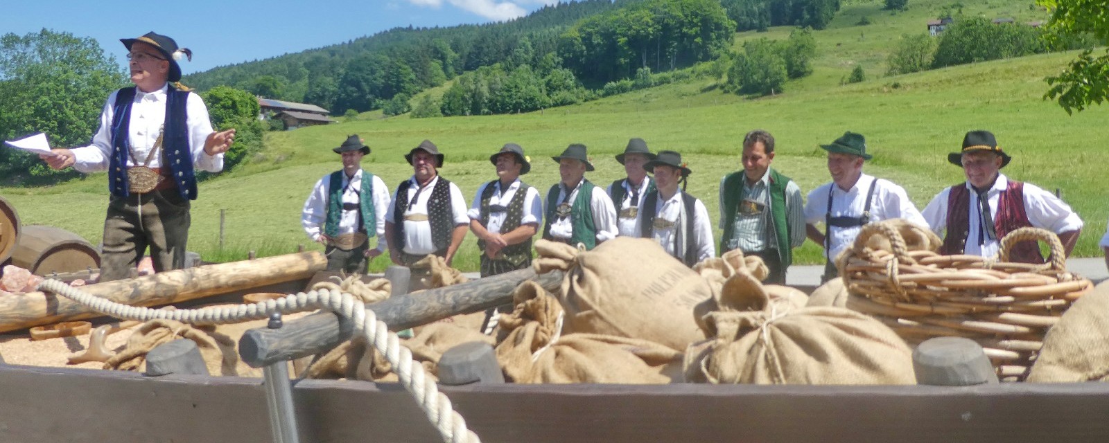 Historischer Schiffzug am Inn