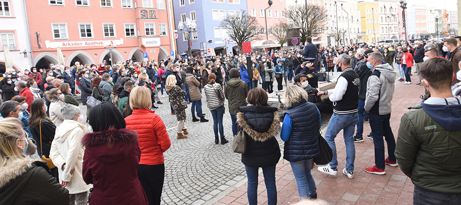 Demo in Mühldorf: „Lasst unsere Kinder wieder Kinder sein!“