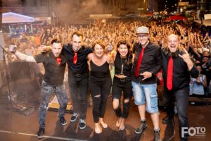 Die Band "Headless" rockt das Mühldorfer Altstadtfest. Foto: Kulturamt Kreisstadt Mühldorf a. Inn