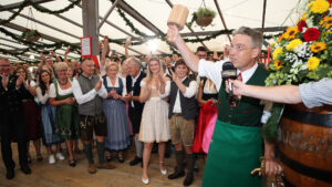 Anstich im Flötzinger Festzelt: Landrat Otto Lederer (CSU) eröffnet das Herbstfest Rosenheim 2022. Foto: Olaf Konstantin Krueger