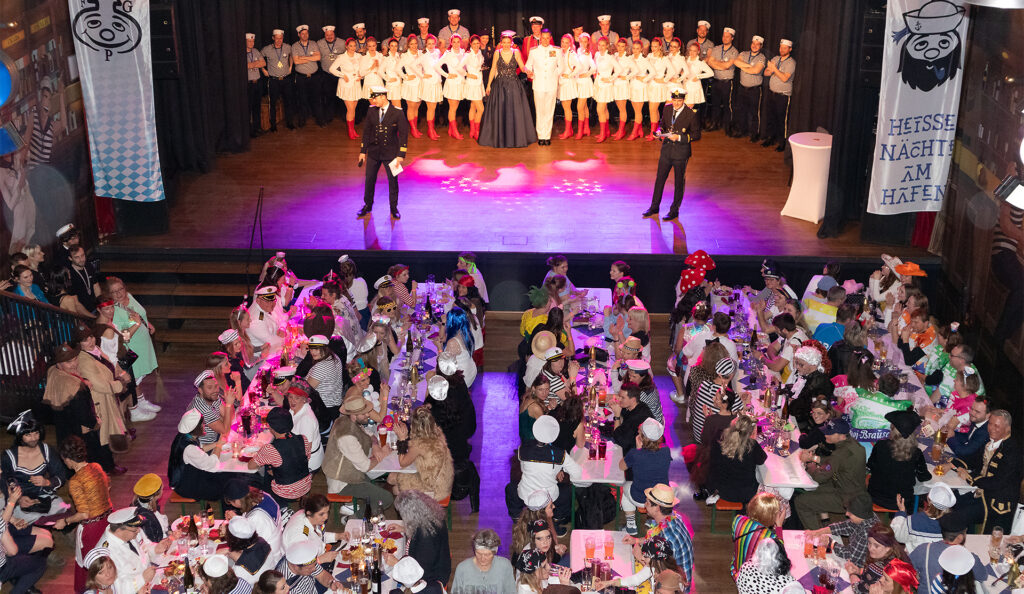 Vollbesetztes Pruttinger Dorfstadl beim Auftritt der Faschingsgilde beim Gildeball 2024. Foto: Olaf Konstantin Krueger