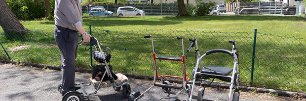 Vor der finalen Version seiner aufrecht fahrbaren, elektrisch angetriebenen Gehhilfe (l.) entwarf Erfinder Karl Paul neun andere – bei einer fehlten noch die Bremsen (M.), bei einer kann das Hoverboard demontiert werden (r.). Foto: Olaf Konstantin Krueger